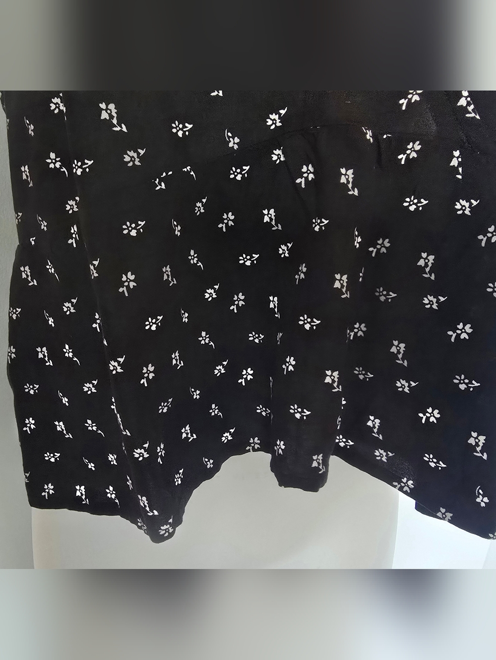 NWT Hollister tank topWomens size large Black And White Floral Tie Straps Floral - Picture 3 of 7